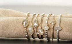 クリスマスギフトにも。唯一無二の輝きを楽しむナチュラルダイヤモンド。